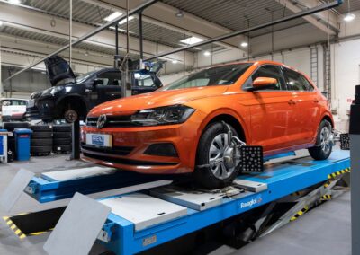 Impressionen KRENZ Autohaus und Werkstatt - Auto auf Hebebühne